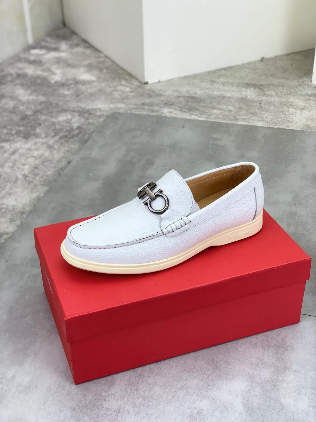 Men's Men's Shoes 💰P580 💰[New Style] Water-dyed Niuli 🆘[Salvatore Ferragamo] Ferragamo's latest casual business leather shoes for men! Listed simultaneously! The fabric is made of specially imported original pebbled calfskin, and the lining is made of imported water-dyed cowhide. It is absolutely luxurious and leads the fashion trend. Matching code: 38-44 (45 and 46 can be customized) Black, brown and burgundy colors available